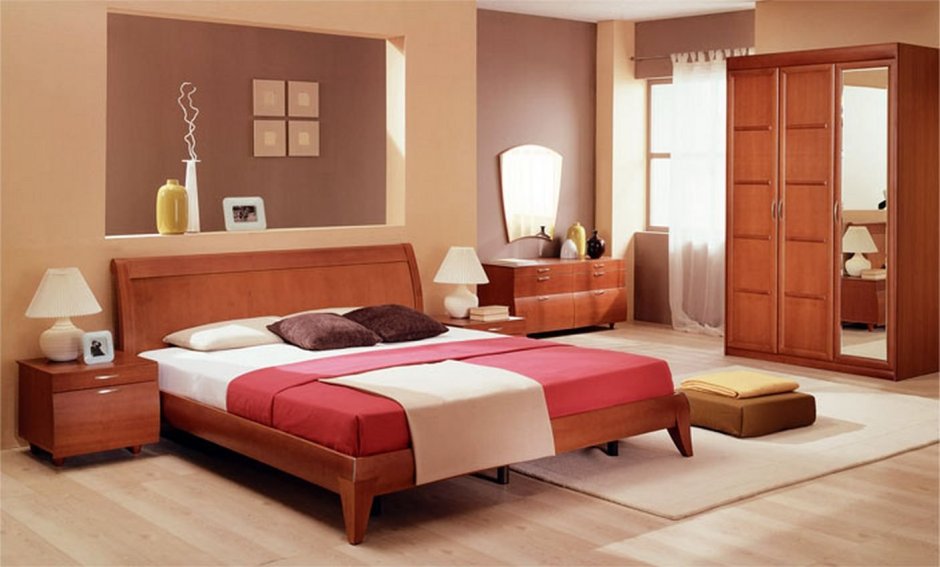 Спальня в персиковых тонах с мебелью цвета бук