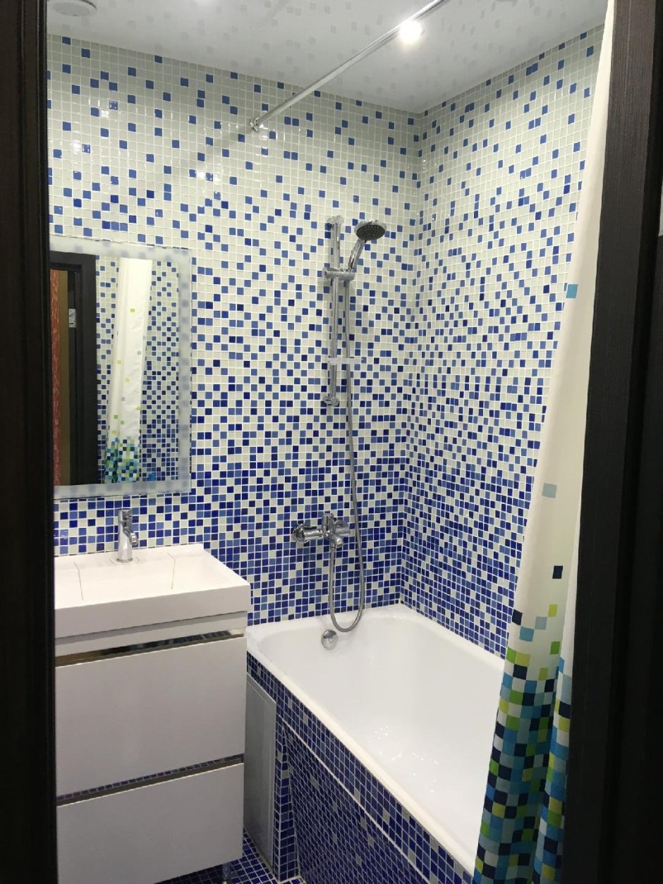 Маленькая ванная с мозаикой