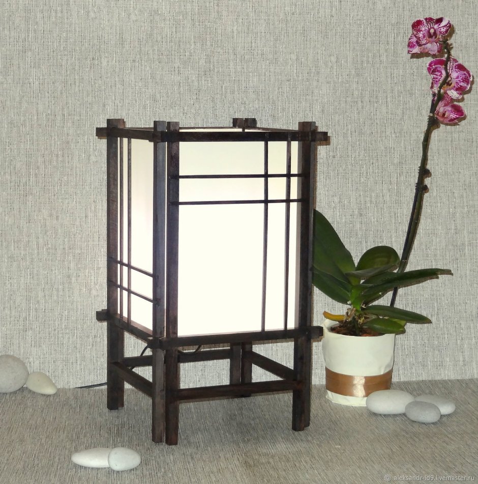 Традиционный японский фонарь