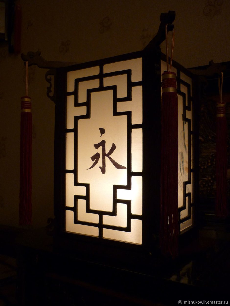 Японский деревянный фонарь