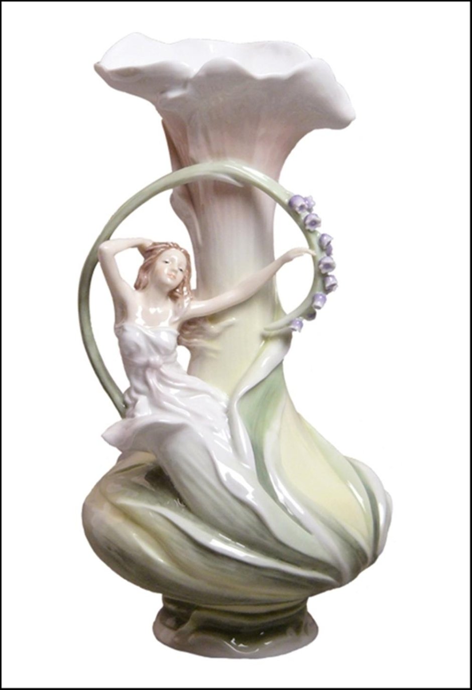 Фарфоровая статуэтка ваза