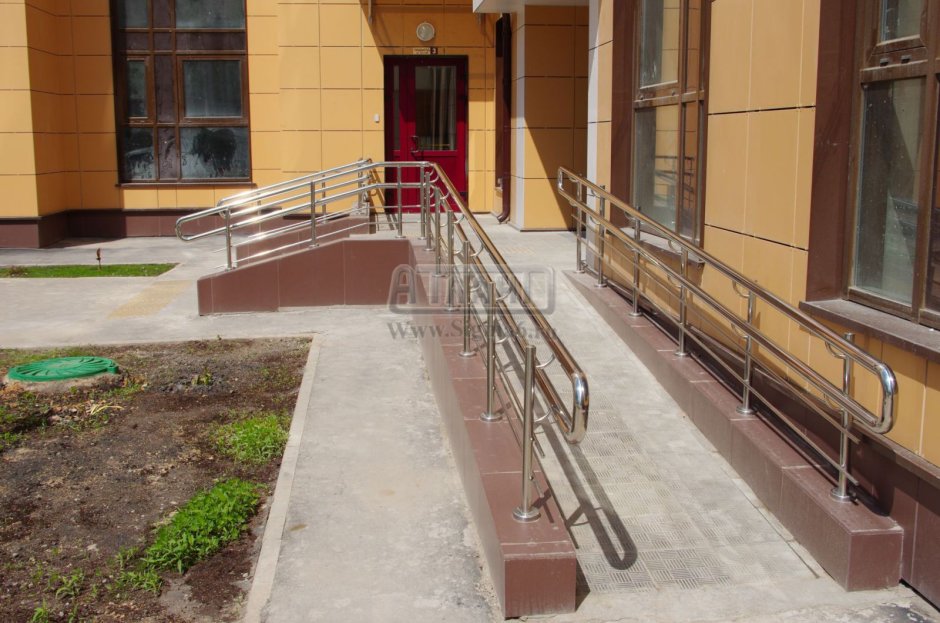 Входная группа с пандусом для инвалидов