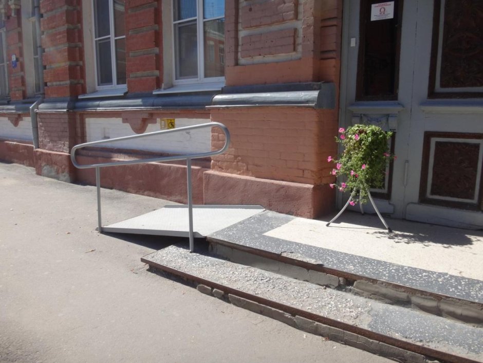 Крыльцо магазина с пандусом