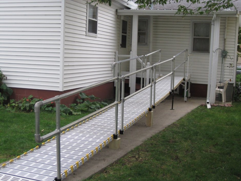 Крыльцо с высоким цоколем