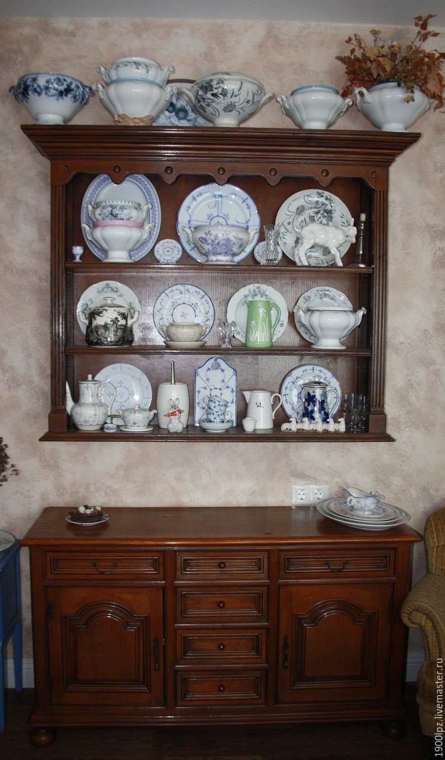 Старинный шкаф для посуды