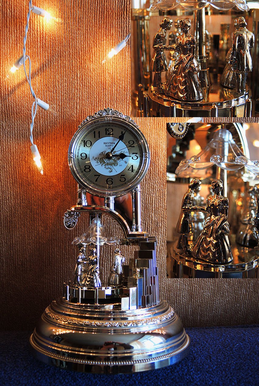 Настольные часы под стеклянным колпаком