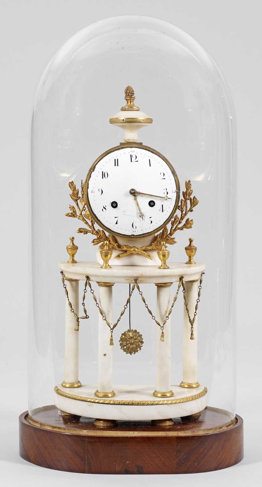 Часы под стеклянным колпаком