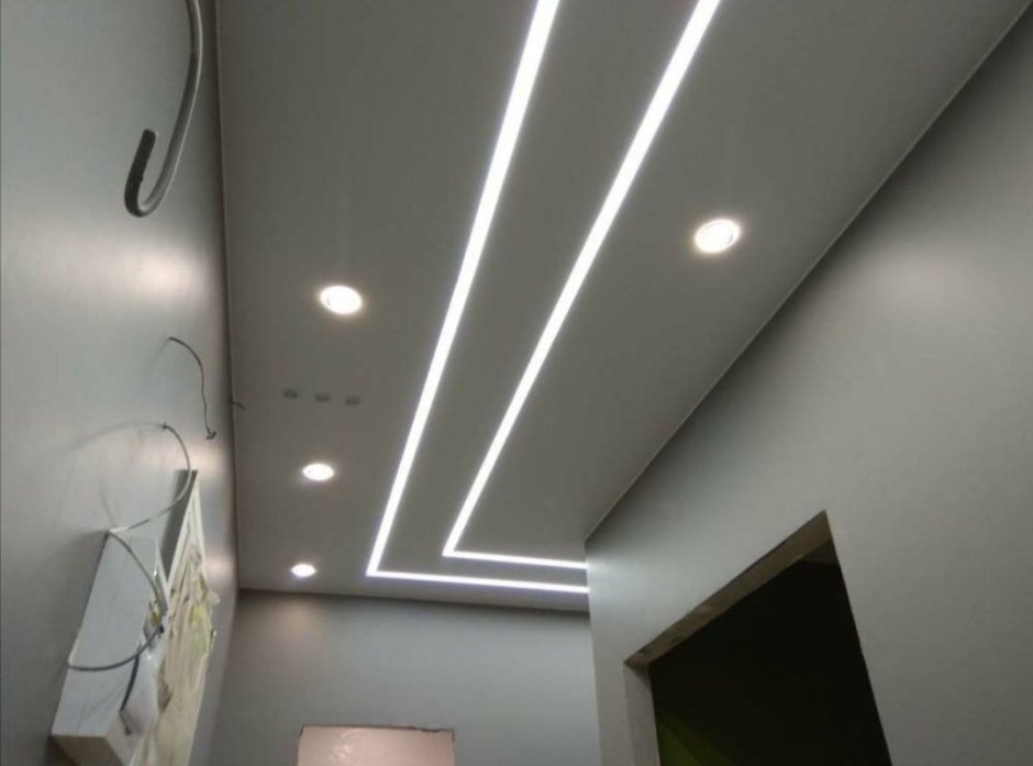 Потолок световые линии в коридор