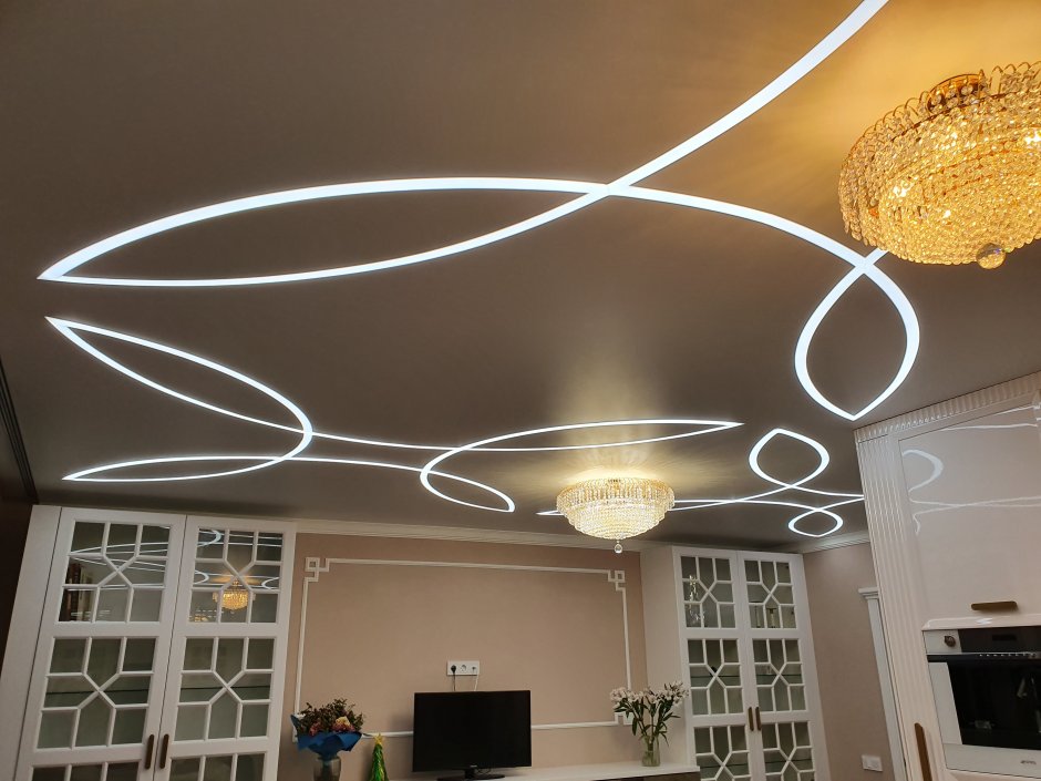 Световые линии на натяжном потол