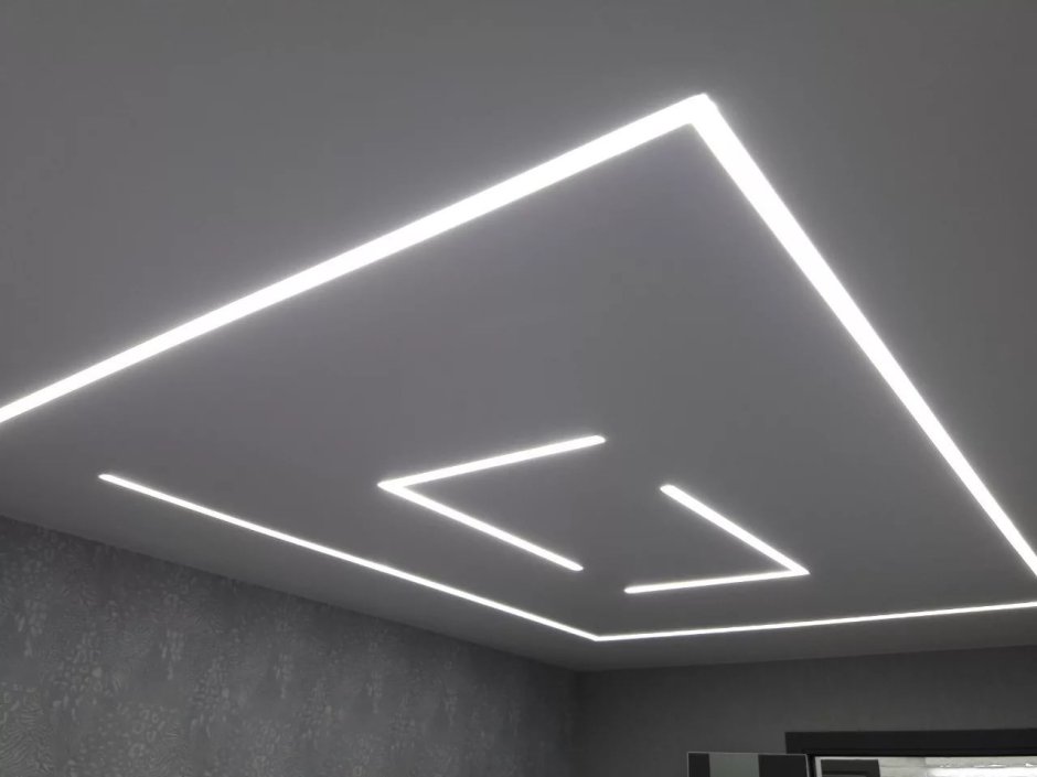 Потолок с подсветкой полосой