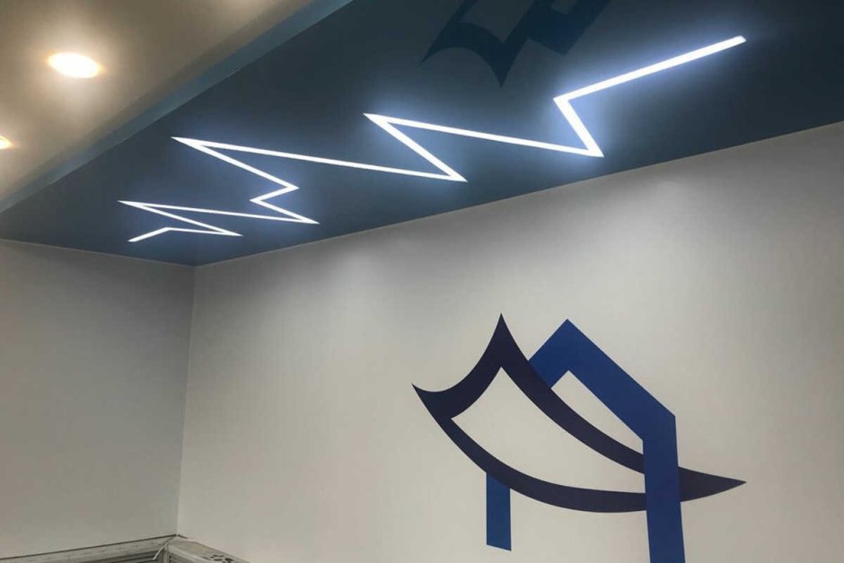 Потолок со светящимися линиями
