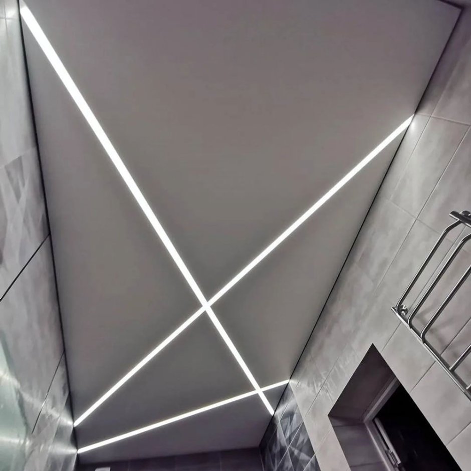 Световые линии на потолке в ванной