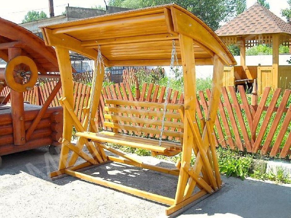 Деревянные качели с крышей