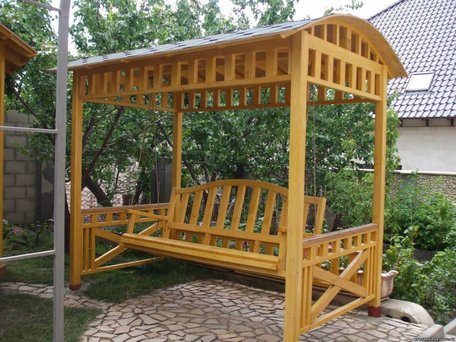 Скамейка с крышей из дерева