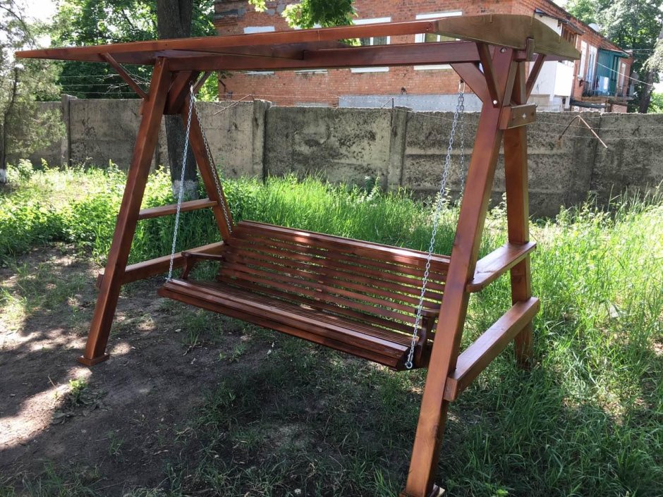 Деревянные качели с крышей