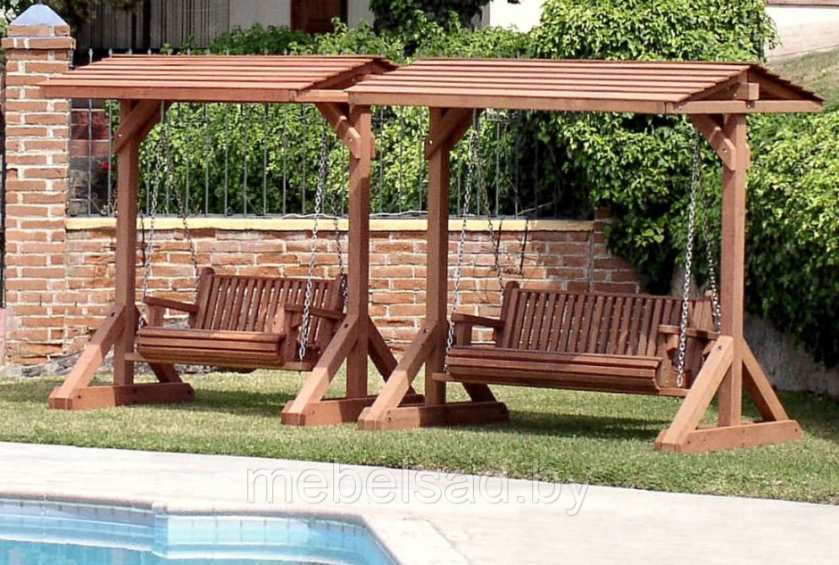Деревянные качели с навесом