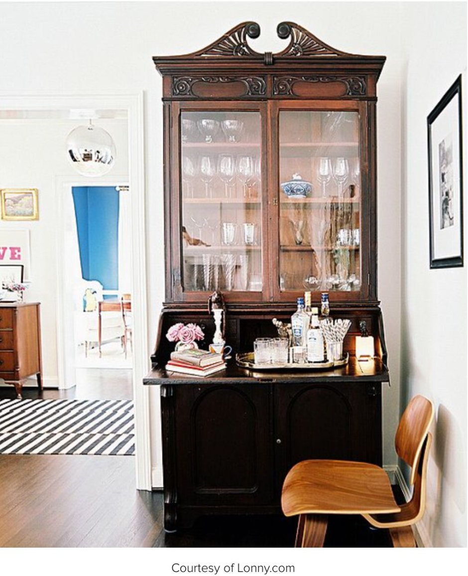 Антикварный буфет в современном интерьере