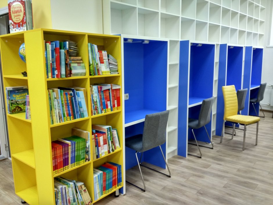 Стеллажи с книгами в библиотеке