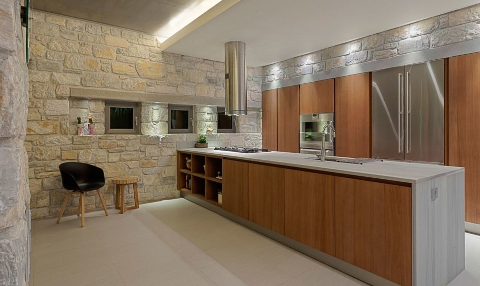 Отделка стен на кухне в частном доме декоративном камней