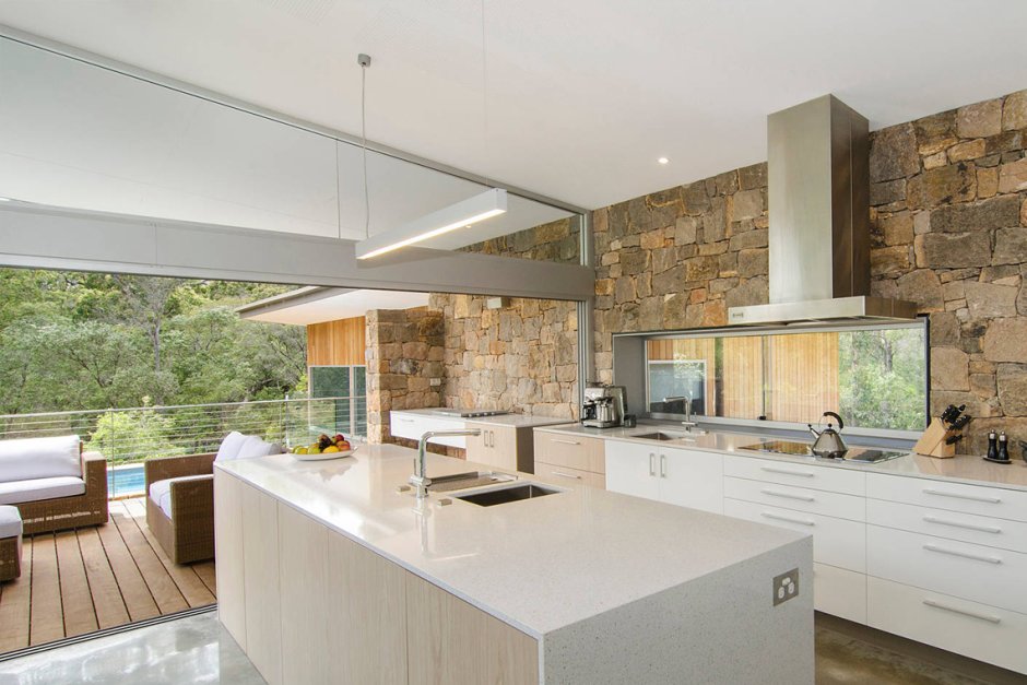 Камень в интерьере кухни