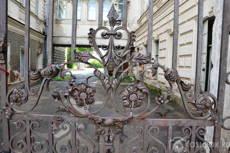 Старинные кованые ворота