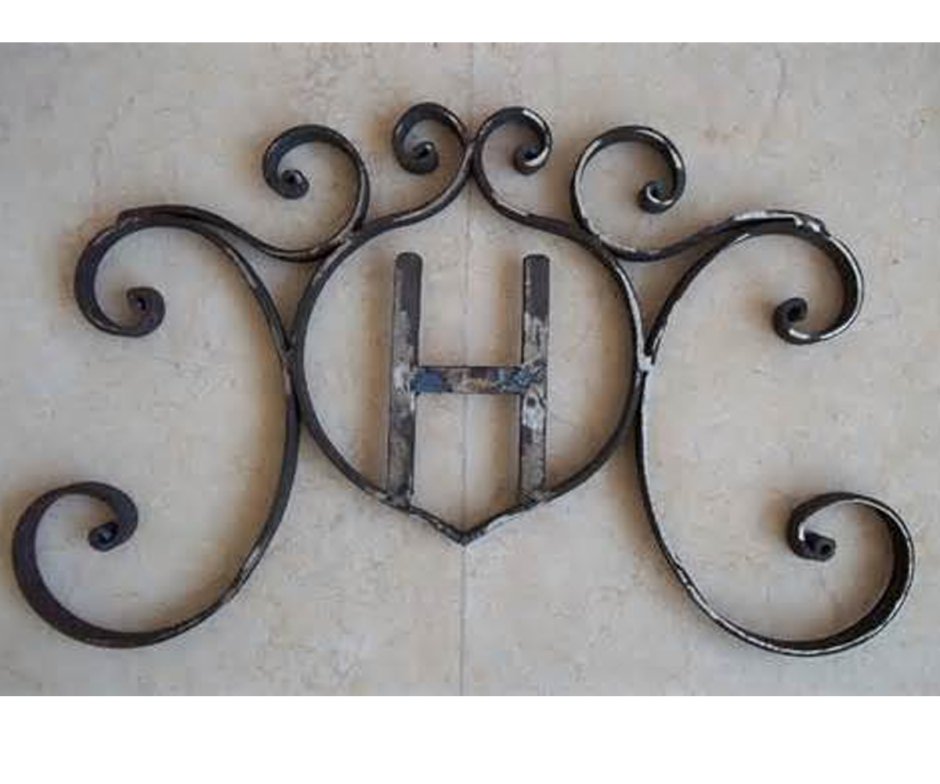 Буквы на воротах ковка