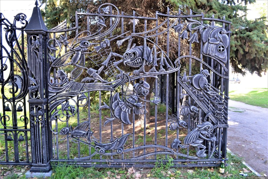 Старинный кованый забор