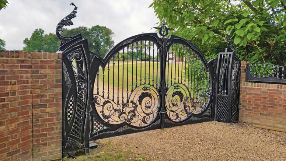 Забор в готическом стиле