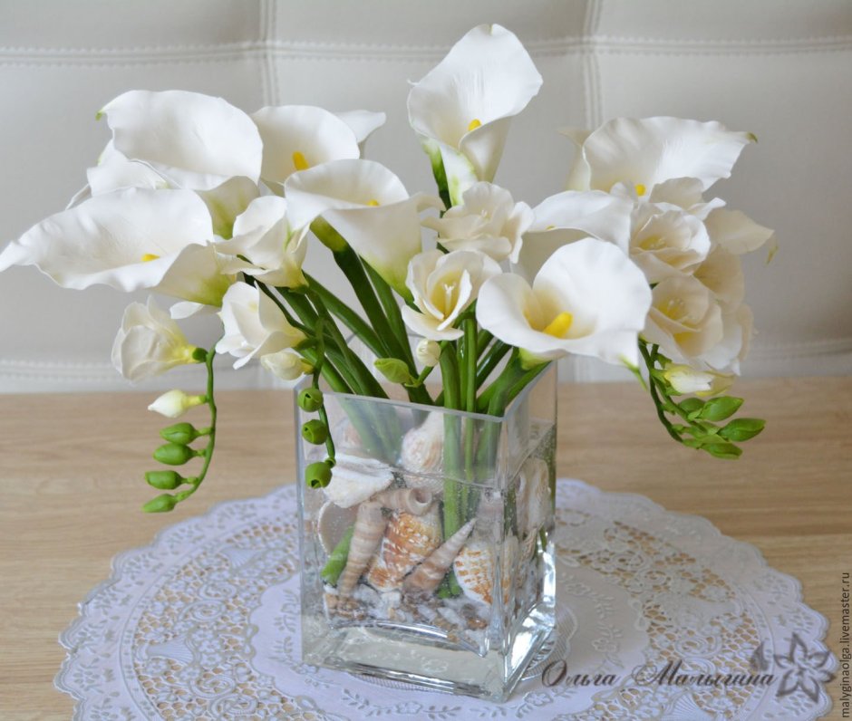 Цветы каллы в вазе