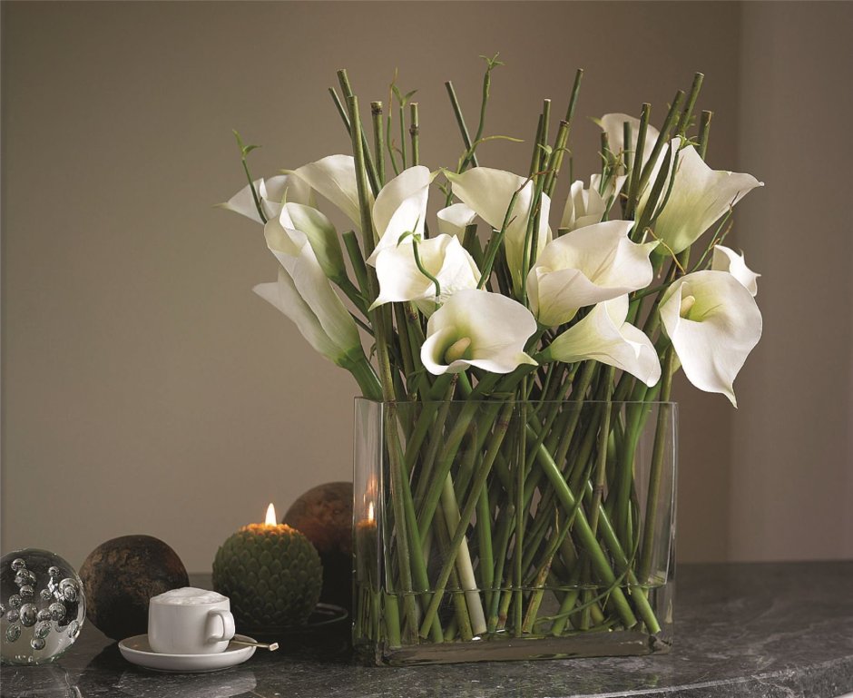 Каллы в стеклянной вазе