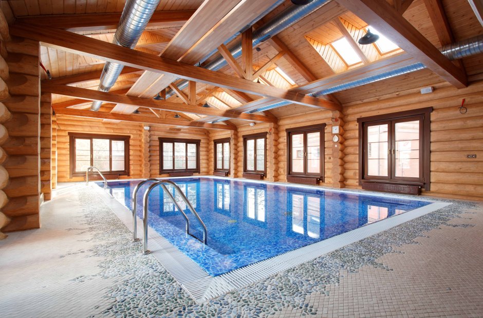 Деревянная баня с бассейном