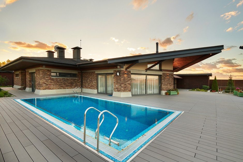 Дом с верандой и бассейном