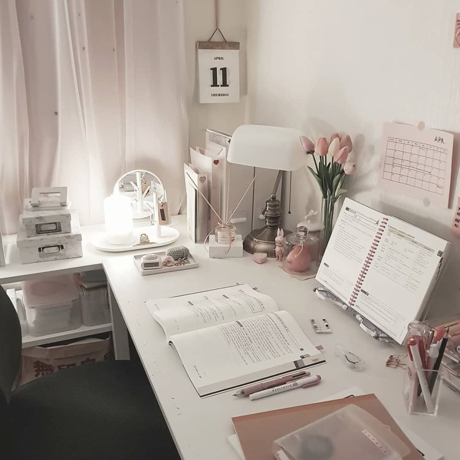 Эстетичный стол для учёбы