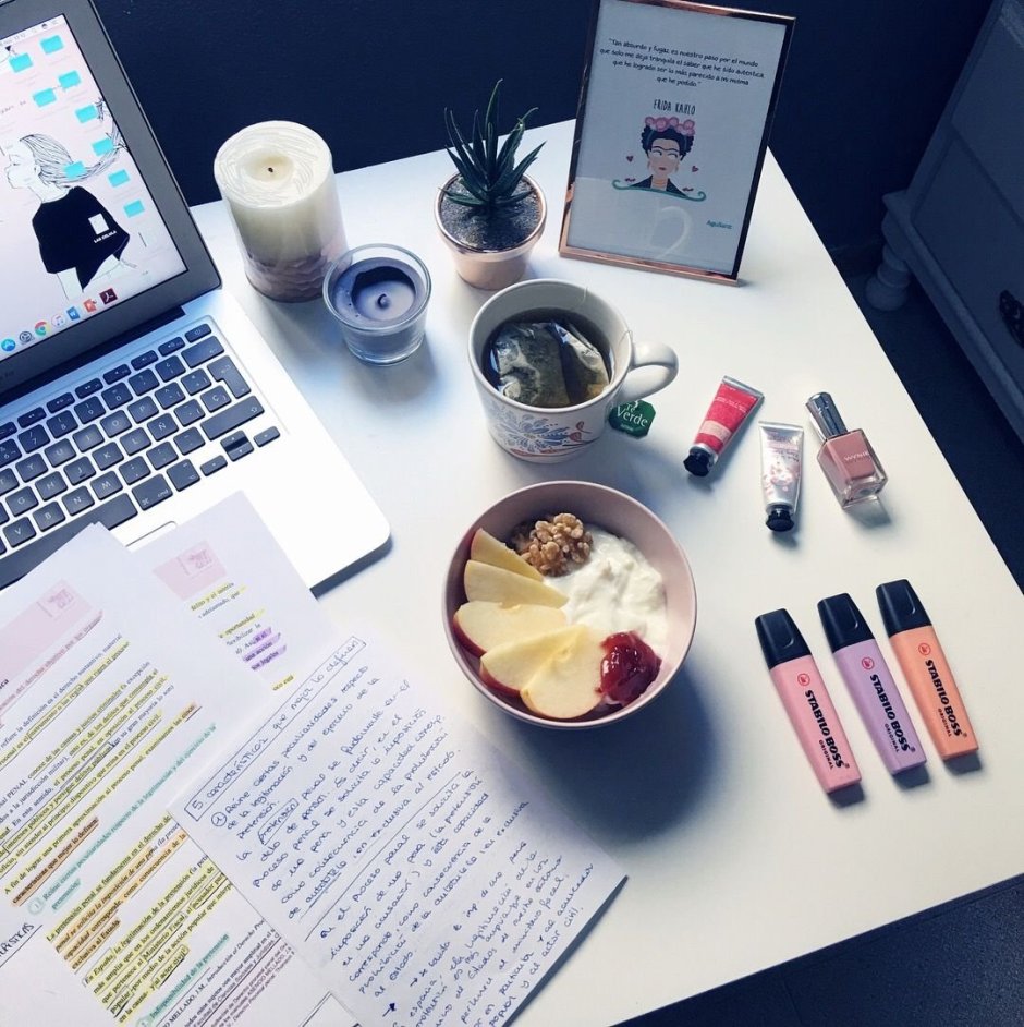 Эстетичный стол для учёбы