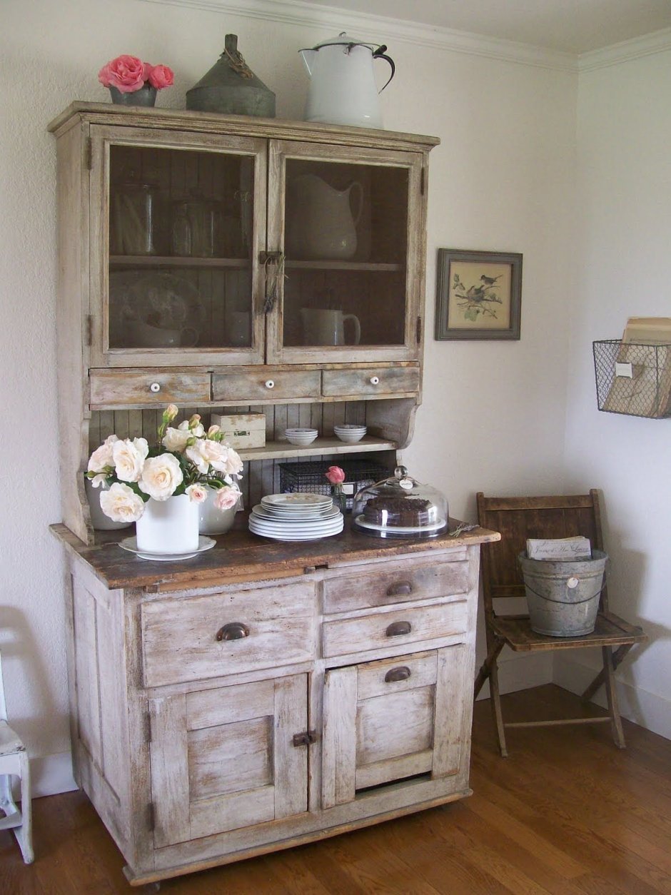 Старый буфет в современном интерьере