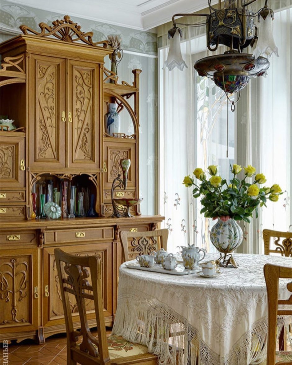 Старинный буфет в современном интерьере