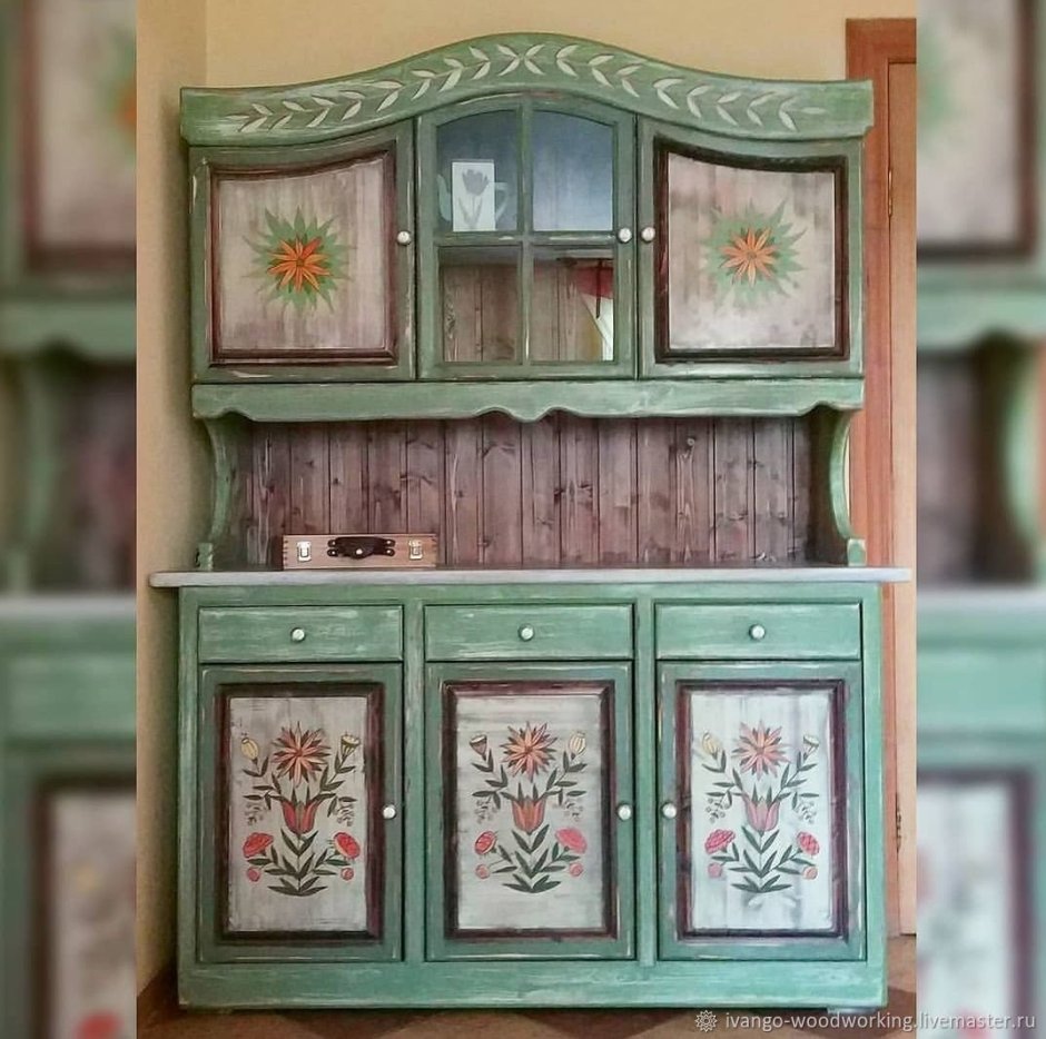 Расписной сервант