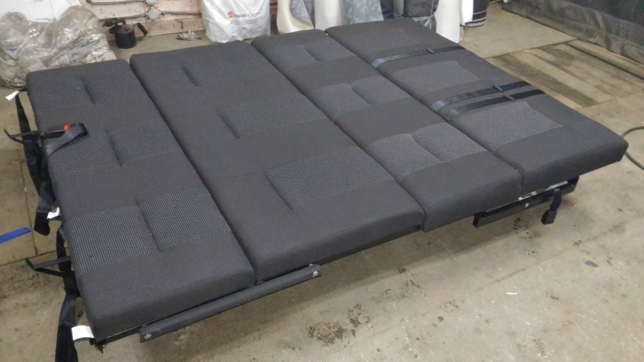 Раздвижная кровать из досок