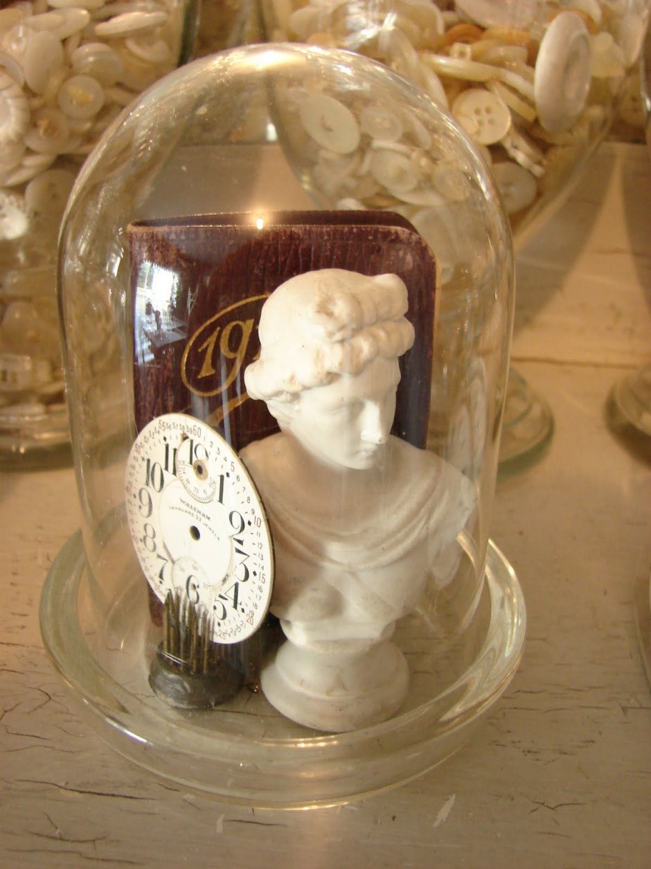 Старинные часы под колпаком