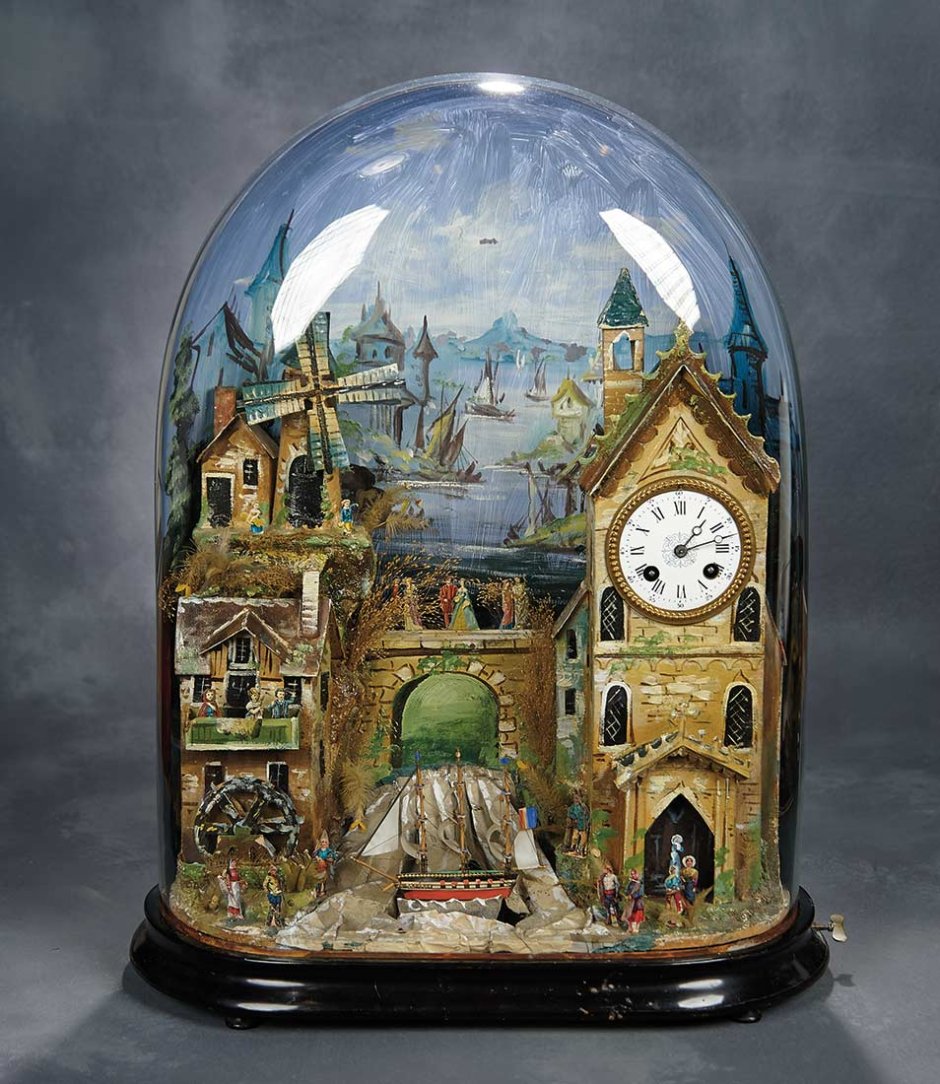 Часы под стеклянным колпаком