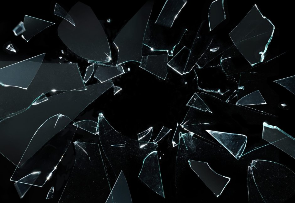 Осколки на черном фоне