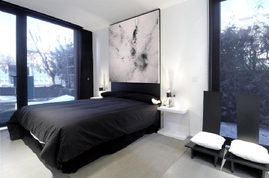 Черные окна в спальне
