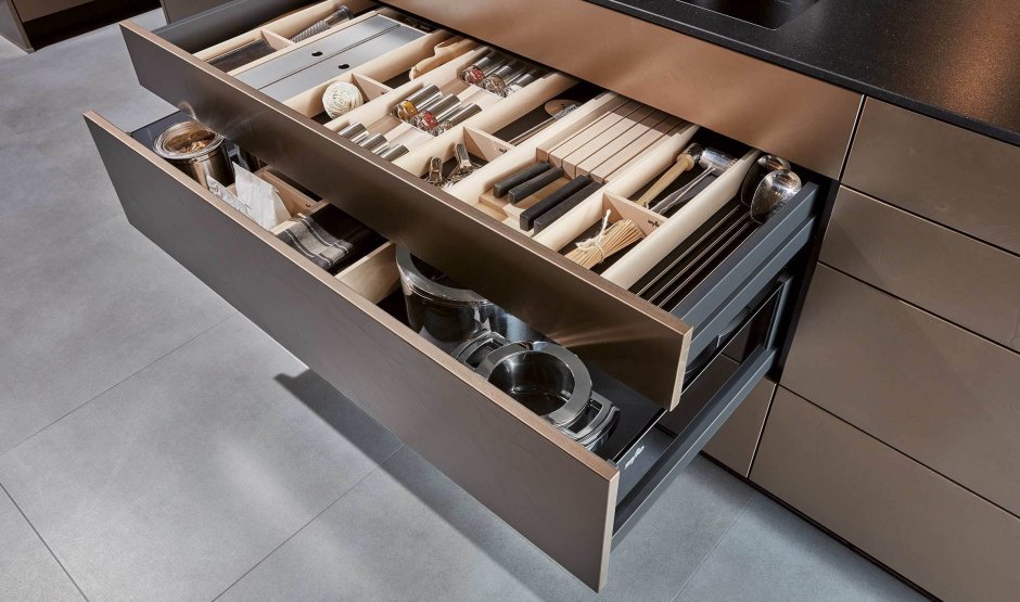 Узкая полка на колесах для кухни