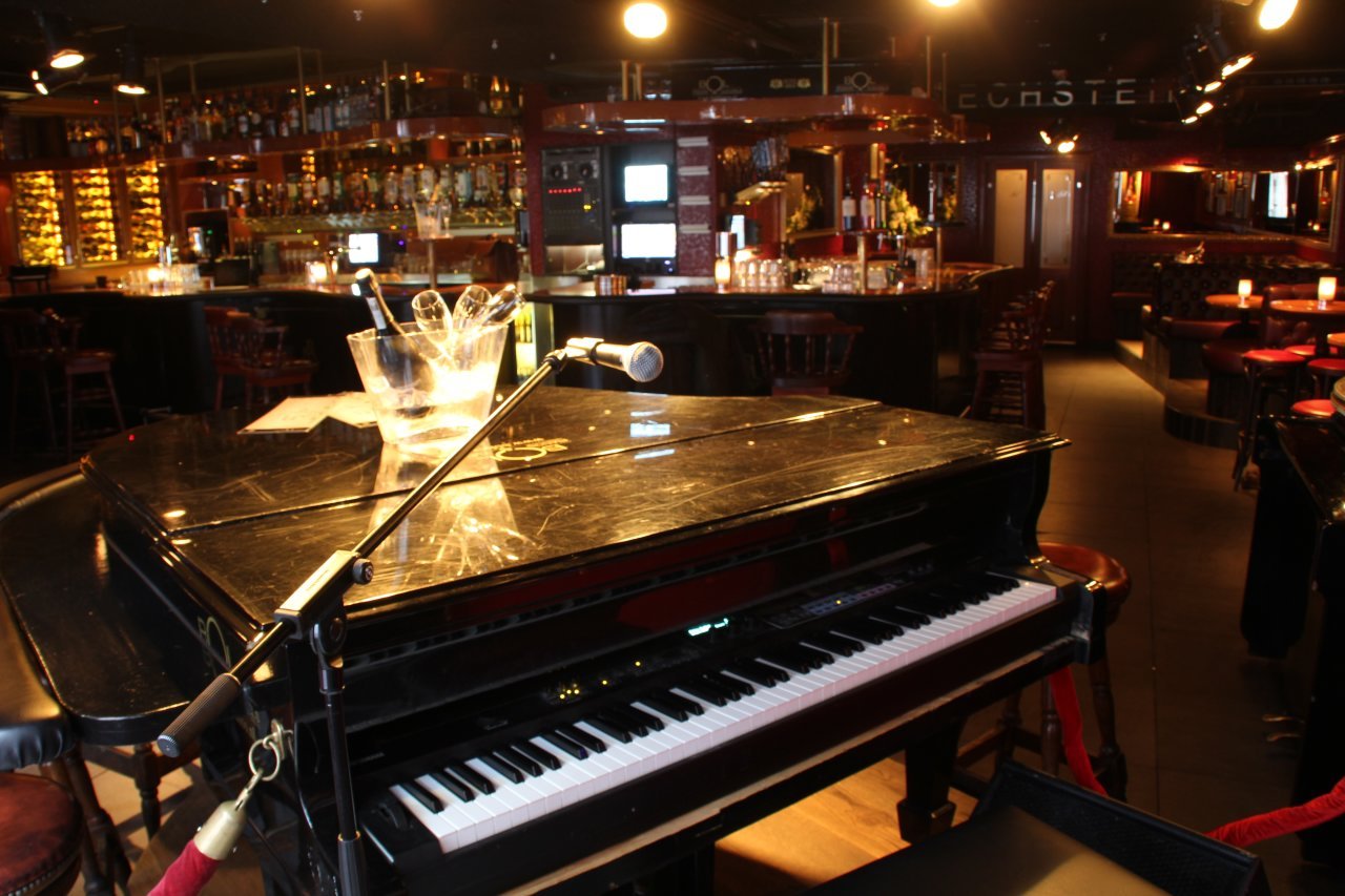 День рождения ресторан живая музыка. Джаз-кафе старый рояль, Казань. Пиано бар Тюмень. Пианино в кафе. Пианино в ресторане.