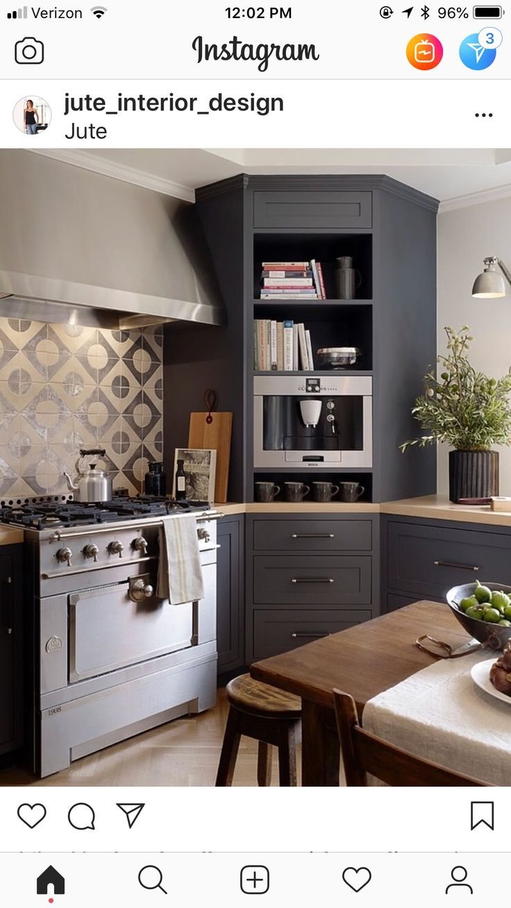 Духовка в углу кухни