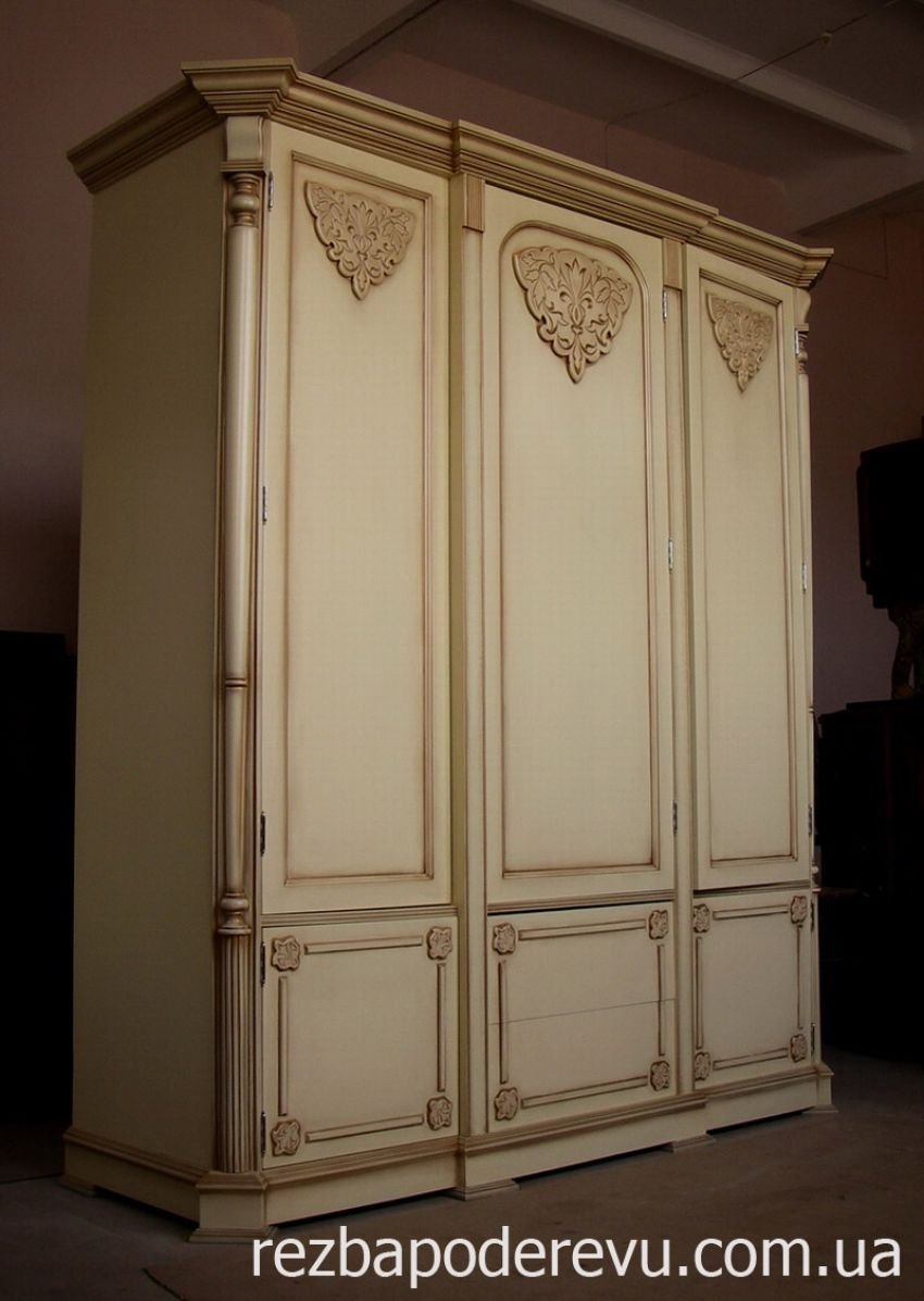Шкафы купе с резным декором