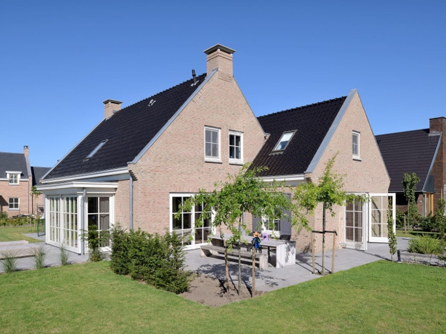 Голландский дом отзывы. Эммелорд Голландия. Дом в голландском стиле. Домик в голландском стиле. Коттедж в голландском стиле.