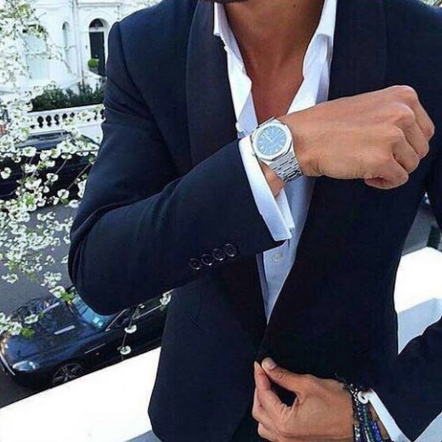 Мужчина в пиджаке с часами