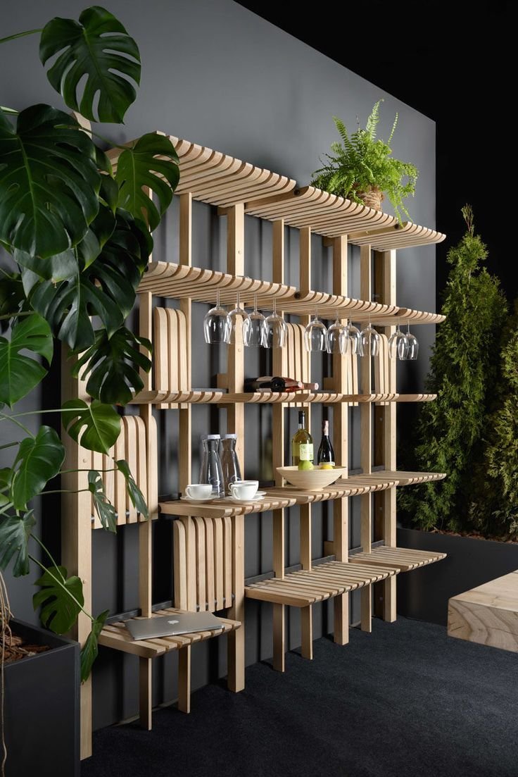 Деревянные стеллажи в теплице