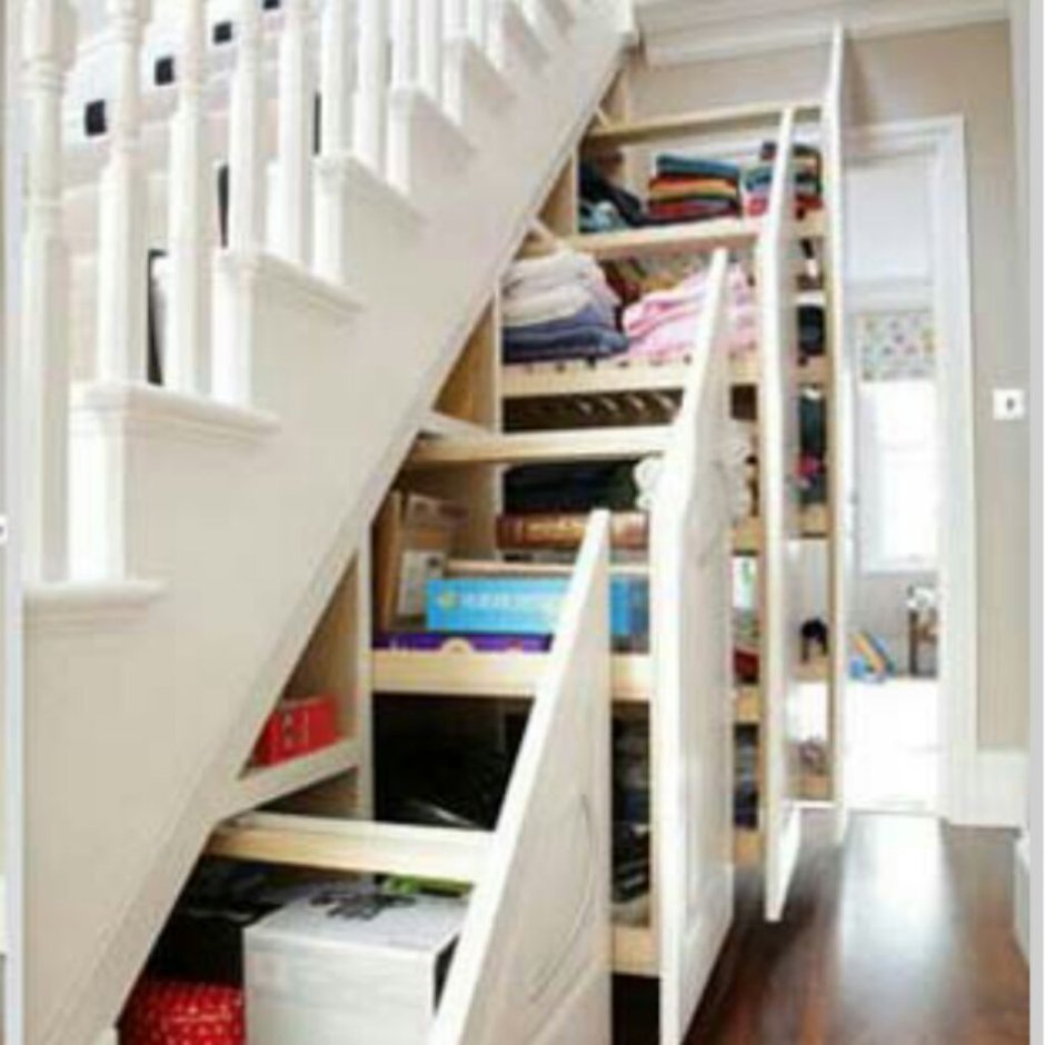 Спальня под лестницей